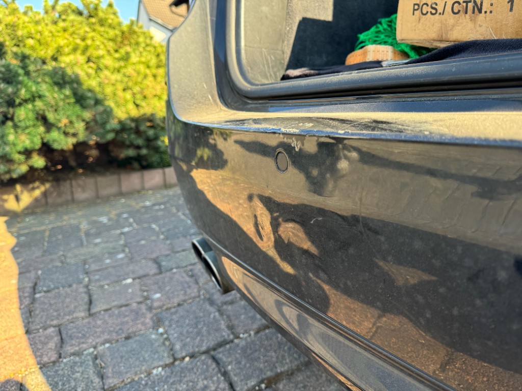 Heckschaden an schwarzem Fahrzeug nach Auffahrunfall