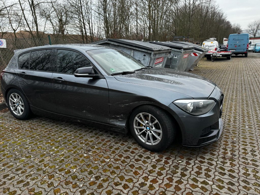 Seitenschaden an grauem BMW 1er