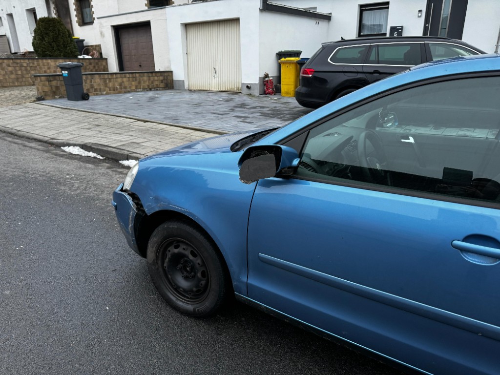 Massiver Frontschaden links an blauem VW Polo